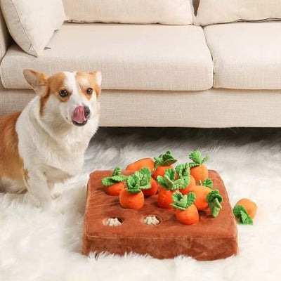 Tapis de fouille chien marron avec carottes en tissu, conçu pour cacher des friandises, idéal pour l’occupation et éveiller les sens de votre compagnon.