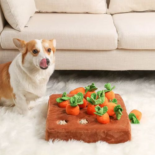 Tapis de fouille chien marron avec carottes en tissu, conçu pour cacher des friandises, idéal pour l’occupation et éveiller les sens de votre compagnon.