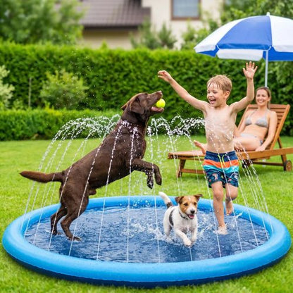 Chien Labrador et Jack Russell s'amusant avec un enfant dans une piscine pour chien à jets d'eau, un tapis de fraîcheur pliable et portable pour le jardin.