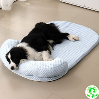 tapis-rafraichissant-pour-chien-allonge-sur-le-rebord-bleu