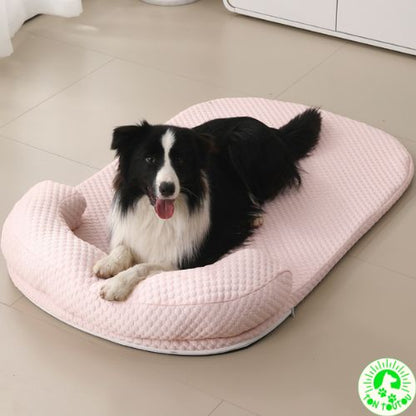 tapis-rafraichissant-pour-chien-allonge-sur-le-rebord-rose